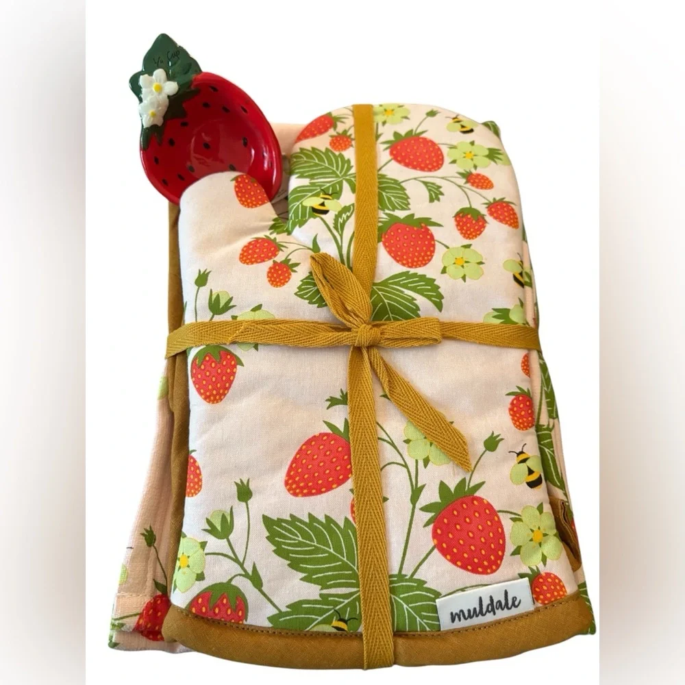 Muldale Oven Mitt and Kitchen Towel Set. Strawberry Dish and Pot Holders. - Picture 3 of 10